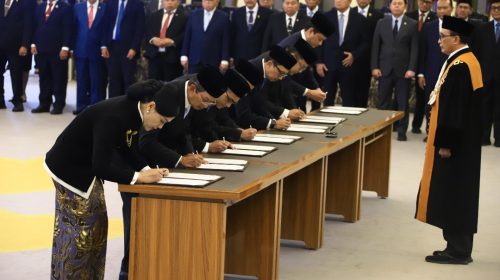 Ketua MA Lantik Tujuh Anggota Dewan Komisioner OJK, Perkuat Stabilitas Sektor Keuangan