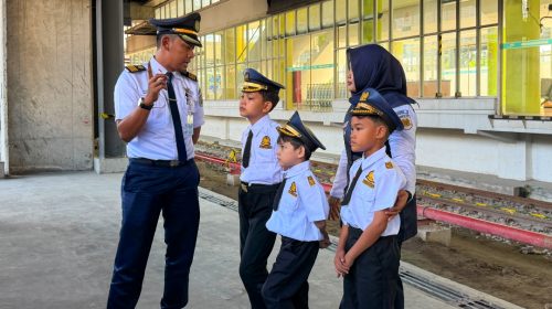 Tiga Anak Rasakan Pengalaman Jadi Petugas KAI di Stasiun Medan Lewat Program Rail Academy
