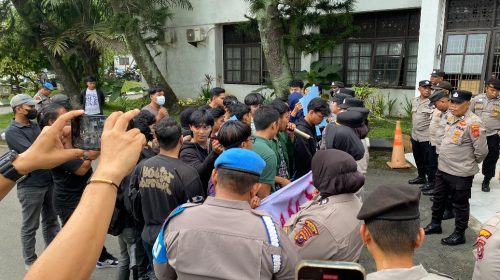 DPM USU Gelar Aksi di Dishub Medan, Tagih Transparansi Tender LPJU Senilai Rp12,3 Miliar