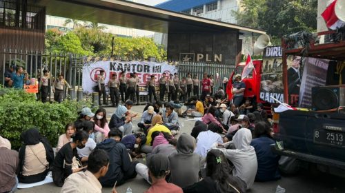Front Pemuda Kalimantan & Sumatera Segel Kantor PLN Pusat, Desak Direksi Dicopot Akibat Pemadaman Listrik Bergilir