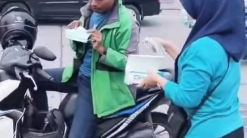 Kelurahan Teladan Barat Bagikan Masker kepada Warga, Pengendara Apresiasi Kepedulian Lurah