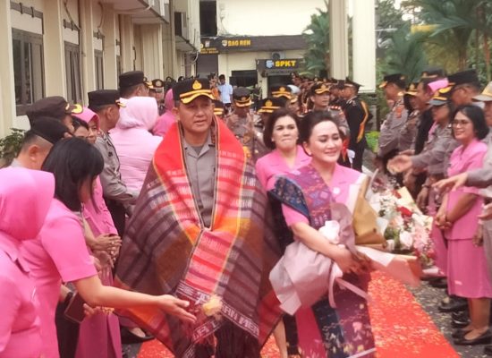 Suasana Haru Iringi Pelepasan Kapolrestabes Medan Kombes Valentino Alfa Tatareda   Medan.