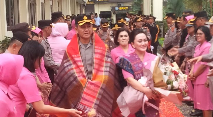 Suasana Haru Iringi Pelepasan Kapolrestabes Medan Kombes Valentino Alfa Tatareda   Medan.