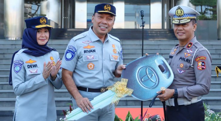 Perkuat Sinergi Turunkan Fatalitas Korban Kecelakaan, Jasa  Raharja Hibahkan Satu Unit Ambulance Kepada Korlantas Polri