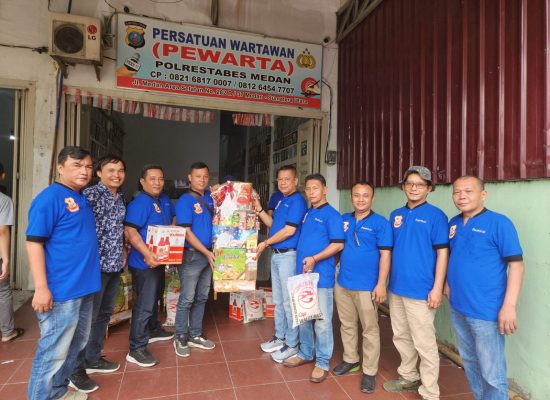 Jelang Nataru, Ketua Pewarta Bagikan Parsel dan Sembako kepada Pengurus dan Anggota Beragama Nasrani