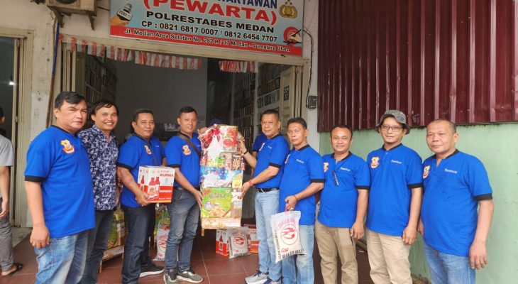 Jelang Nataru, Ketua Pewarta Bagikan Parsel dan Sembako kepada Pengurus dan Anggota Beragama Nasrani