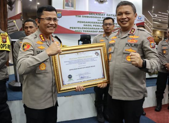 Kapolrestabes Medan Terima Penghargaan dari Ombudsman Sumut