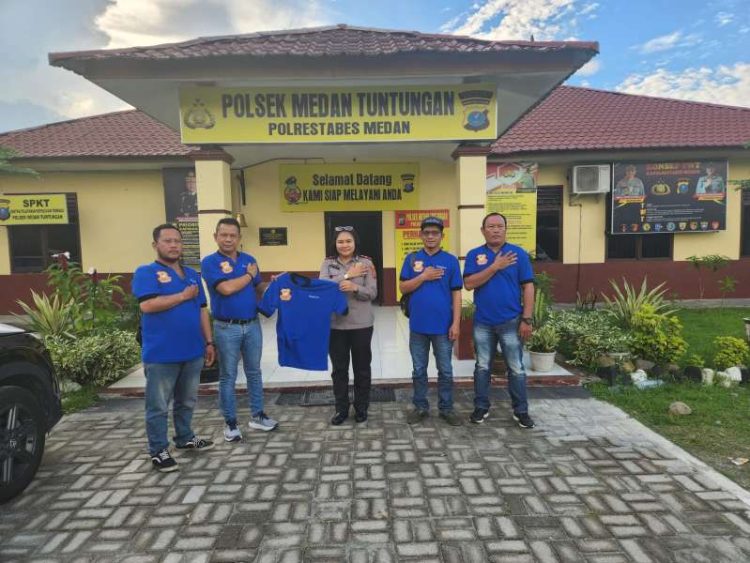 Ketua Pewarta Polrestabes Medan Serahkan Uniform Baru kepada Kapolsek