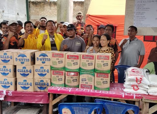 Ketua Partai Golkar Medan Bersama PAC PP Medan Area Bantu Korban Kebakaran