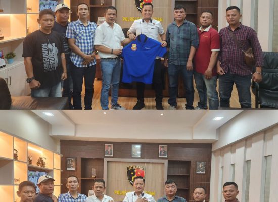 Beri rasa aman dan nyaman Tim URC Polrestabes Medan Gerak Cepat Cegah Begal dan Kejahatan Jalanan  “Ketua Pewarta berikan baju kaos pewarta”