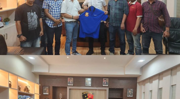 Beri rasa aman dan nyaman Tim URC Polrestabes Medan Gerak Cepat Cegah Begal dan Kejahatan Jalanan  “Ketua Pewarta berikan baju kaos pewarta”