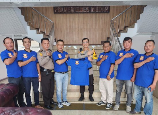 Kapolrestabes Medan Kombes Teddy Marbun Ajak Pewarta Berkolaborasi  “Ketua Pewarta Berikan Baju Kaos”