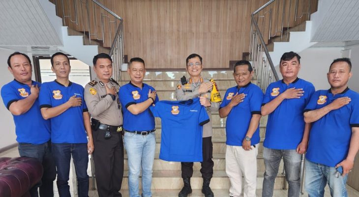 Kapolrestabes Medan Kombes Teddy Marbun Ajak Pewarta Berkolaborasi  “Ketua Pewarta Berikan Baju Kaos”