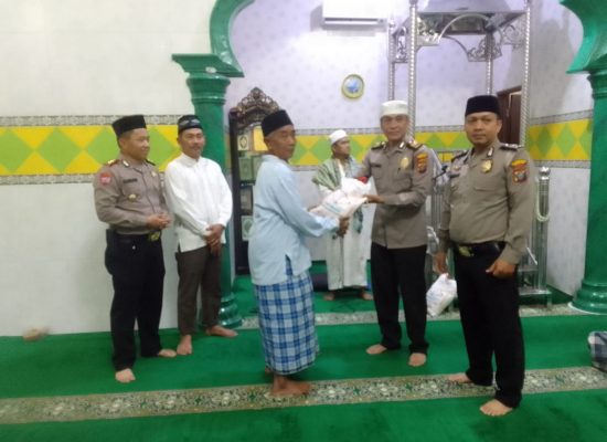 Kasat Binmas Polrestabes Medan Safari Subuh dan Beri Bantuan Sembako di Mesjid Miftahul Jannah