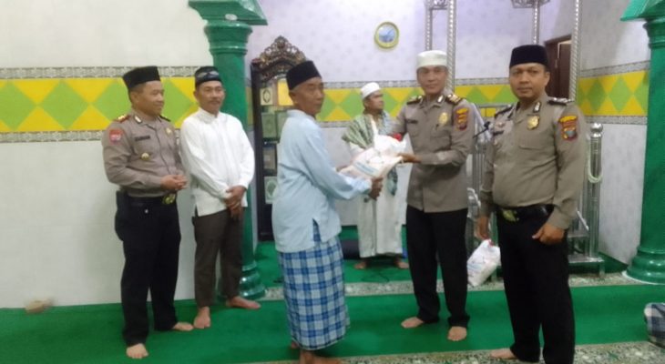 Kasat Binmas Polrestabes Medan Safari Subuh dan Beri Bantuan Sembako di Mesjid Miftahul Jannah