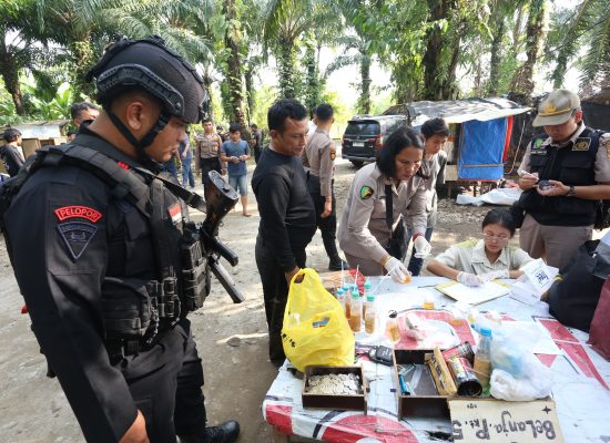 Polda Sumut Ratakan Gubuk Narkoba dan Judi di Kutalimbaru