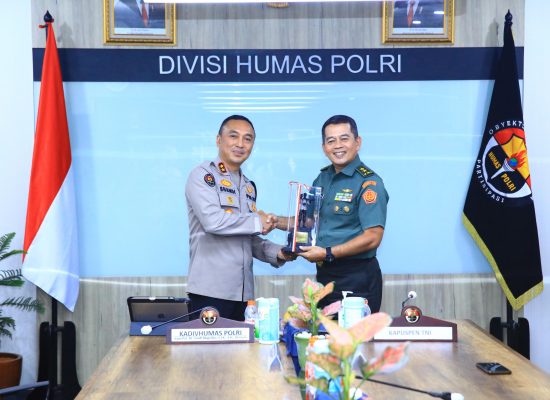 Kunjungan Kapuspen TNI Ke Humas Polri, Irjen Pol Sandi Nugroho : Sinergitas Kunci Lewati Tantangan