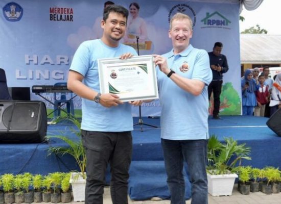 Bobby Nasution Terima Penghargaan Pelopor Peduli Lingkungan Hidup dari Plant and Care for Peace Finlandia.