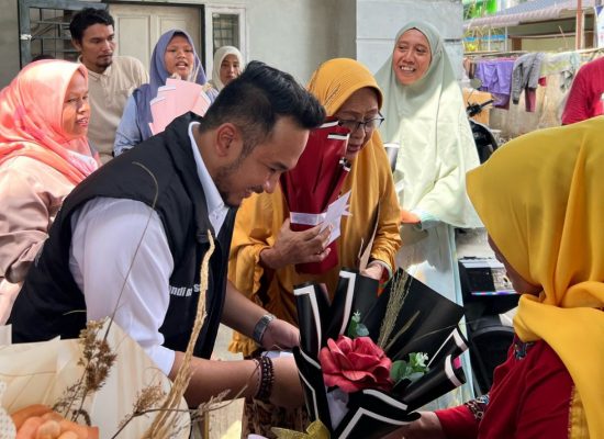 Caleg Partai Golkar Novandi Nasty Sandya, SM menghadiri Pelatihan Merangkai Bunga Kulit Jagung