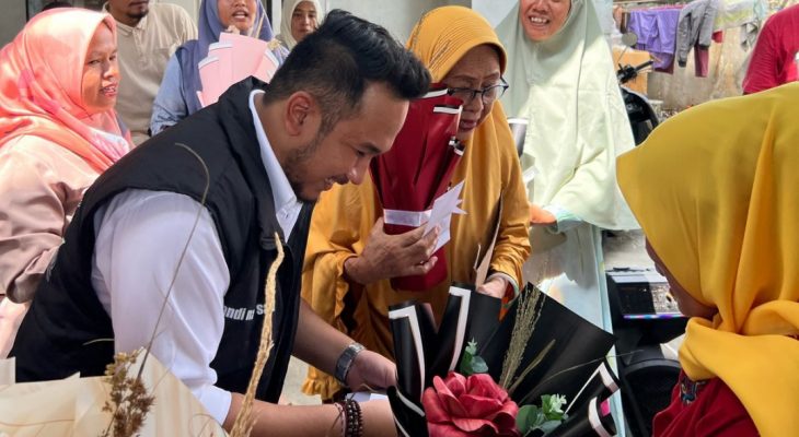 Caleg Partai Golkar Novandi Nasty Sandya, SM menghadiri Pelatihan Merangkai Bunga Kulit Jagung