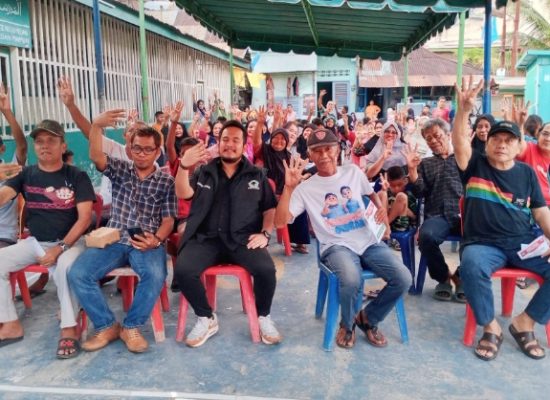 Sosialisasi Caleg Partai Golkar Novandi Nasty Sandya, SM Jadi Rebutan Ibu – ibu Kelurahan Hamdan