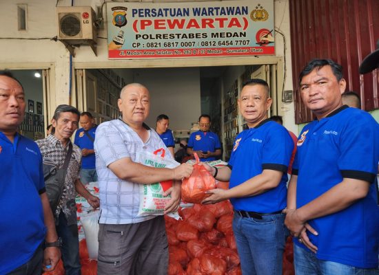 Jelang Imlek, Ketua Pewarta Bagikan 350 Paket Sembako ke Warga Tionghoa Kurang Mampu