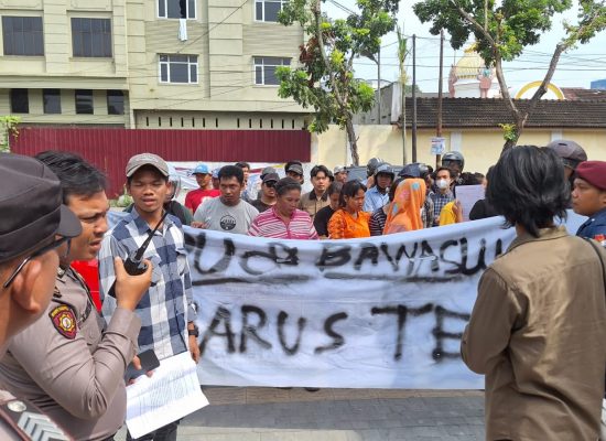 Seratusan Mahasiswa Masyarakat Aksi Damai Di KPU dan Bawaslu Medan Tuntut Penindakan Oknum PPK – Caleg Dapil 5 Terindikasi Curang