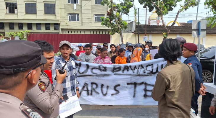 Seratusan Mahasiswa Masyarakat Aksi Damai Di KPU dan Bawaslu Medan Tuntut Penindakan Oknum PPK – Caleg Dapil 5 Terindikasi Curang