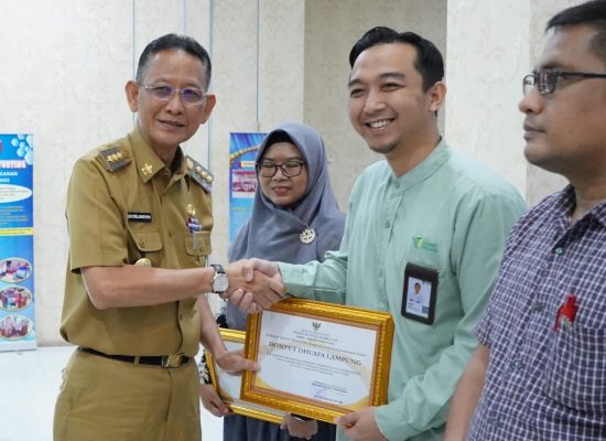 Bantu Pengurangan Stunting, Dompet Dhuafa Lampung Terima Piagam Penghargaan Bupati Pringsewu