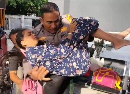 Menggunakan Becak IPDA Indra Bantu Pengendara Laka Lantas