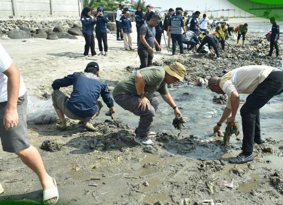 Gerakan Bersih – Bersih Pantai Dalam Rangka Hari Peduli Sampah Nasional 2024