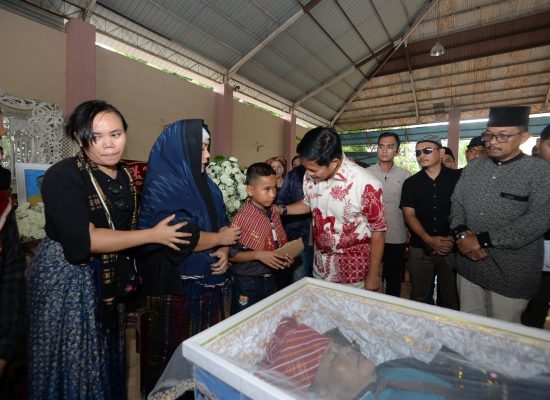 Melayat Mendiang Irwan Ginting, Pj Gubernur Sumut Sampaikan Duka yang Mendalam