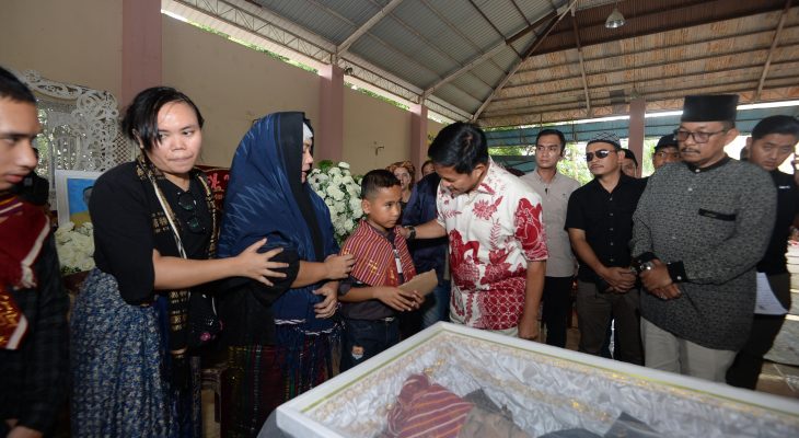 Melayat Mendiang Irwan Ginting, Pj Gubernur Sumut Sampaikan Duka yang Mendalam