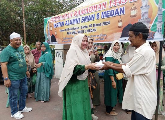 Ratusan Nasi Bungkus IKAL SMA Negeri 6 Medan Dibagikan Kepada Abang Beca, Penarik Ojek dan Tukang Parkir