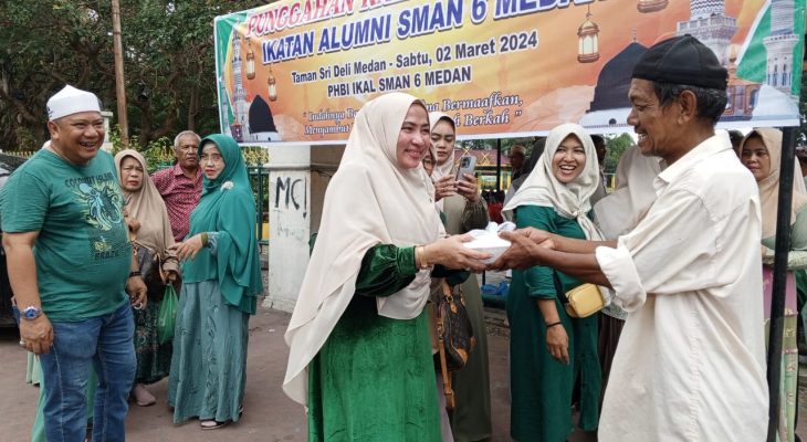 Ratusan Nasi Bungkus IKAL SMA Negeri 6 Medan Dibagikan Kepada Abang Beca, Penarik Ojek dan Tukang Parkir