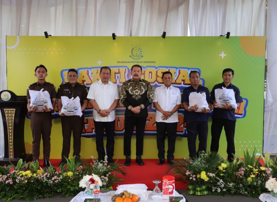 ST Burhanuddin Salurkan 5600 Paket Sembako Bagi Masyarakat Umum dan Pegawai Kejaksaan Agung
