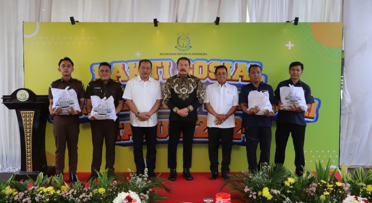 ST Burhanuddin Salurkan 5600 Paket Sembako Bagi Masyarakat Umum dan Pegawai Kejaksaan Agung