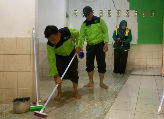 Sambut Ramadan 1445 H, LPM Dompet Dhuafa Hadirkan Kegiatan Bersih-Bersih Masjid