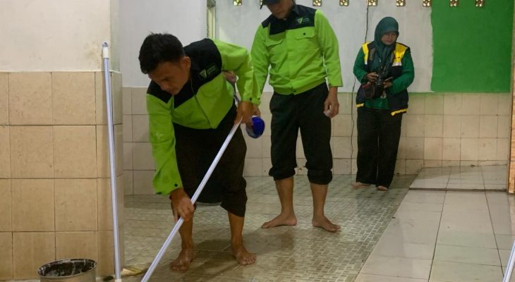 Sambut Ramadan 1445 H, LPM Dompet Dhuafa Hadirkan Kegiatan Bersih-Bersih Masjid