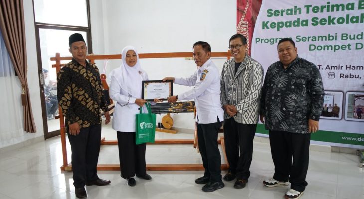 Ramadan Mendekatkan, Dompet Dhuafa Waspada Serahkan Alat Tenun Bagi Program Serambi Budaya Tenun Melayu