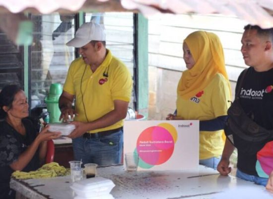 Bentuk Kepedulian, Indosat Salurkan Bantuan Kepada Warga Terdampak Banjir Padang