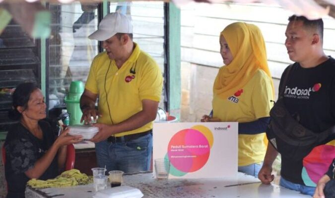 Bentuk Kepedulian, Indosat Salurkan Bantuan Kepada Warga Terdampak Banjir Padang