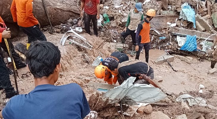 DMC Dompet Dhuafa Terus Sisir Pencarian Korban Banjir dan Tanah Longsor di Pesisir Selatan