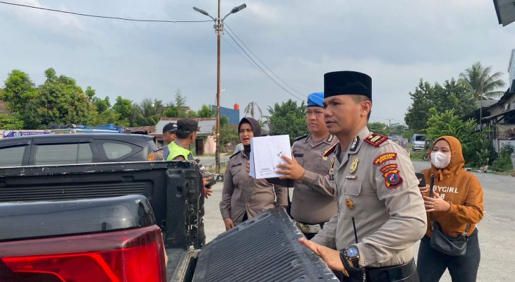 Polsek Tuntungan Bagi – bagi Takjil Ke Pengendara Jelang Berbuka Puasa