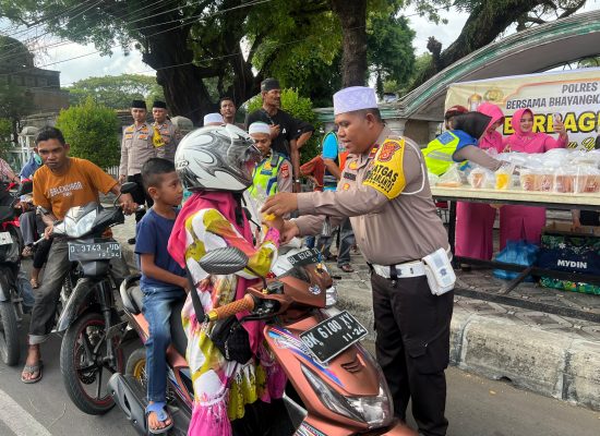 Ramadan Berkah, Satlantas Polres Bireuen Berbagi Takjil ke Pengguna Jalan