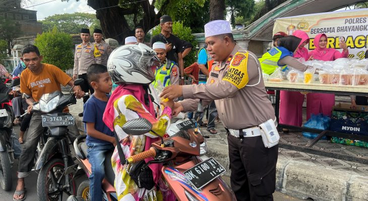 Ramadan Berkah, Satlantas Polres Bireuen Berbagi Takjil ke Pengguna Jalan