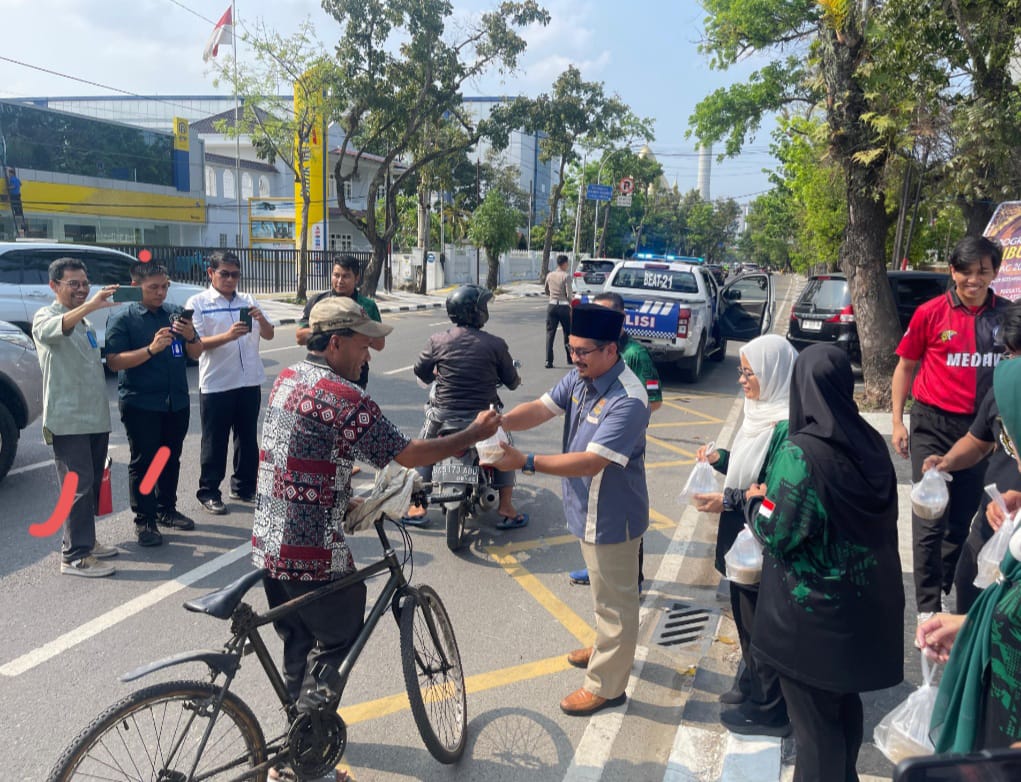 Konsulat Jenderal Malaysia Medan Berbagi Takjil Khas Malaysia di Medan