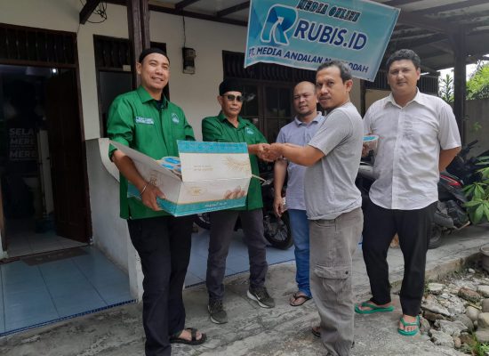 Ramadhan 1445 H, Pengurus Ranting Alwashliyah Sudirejo 2 Kolaborasi bersama Mawaddah Group dengan Berbagi Kurma kepada Masyarakat
