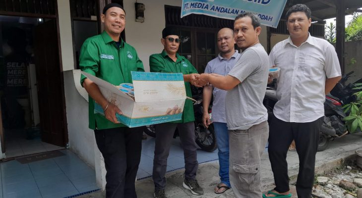 Ramadhan 1445 H, Pengurus Ranting Alwashliyah Sudirejo 2 Kolaborasi bersama Mawaddah Group dengan Berbagi Kurma kepada Masyarakat