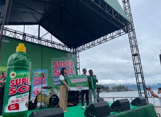Sambut Perhelatan Nasional, Supersol Ajak Masyarakat Bergotong Royong Membersihkan Danau Toba